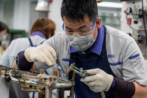 무연 납땜으로 금속 부품을 조립하는 장인