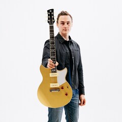 자신의 시그니처 Revstar RS02CB를 자랑스럽게 선보이는 크리스 벅