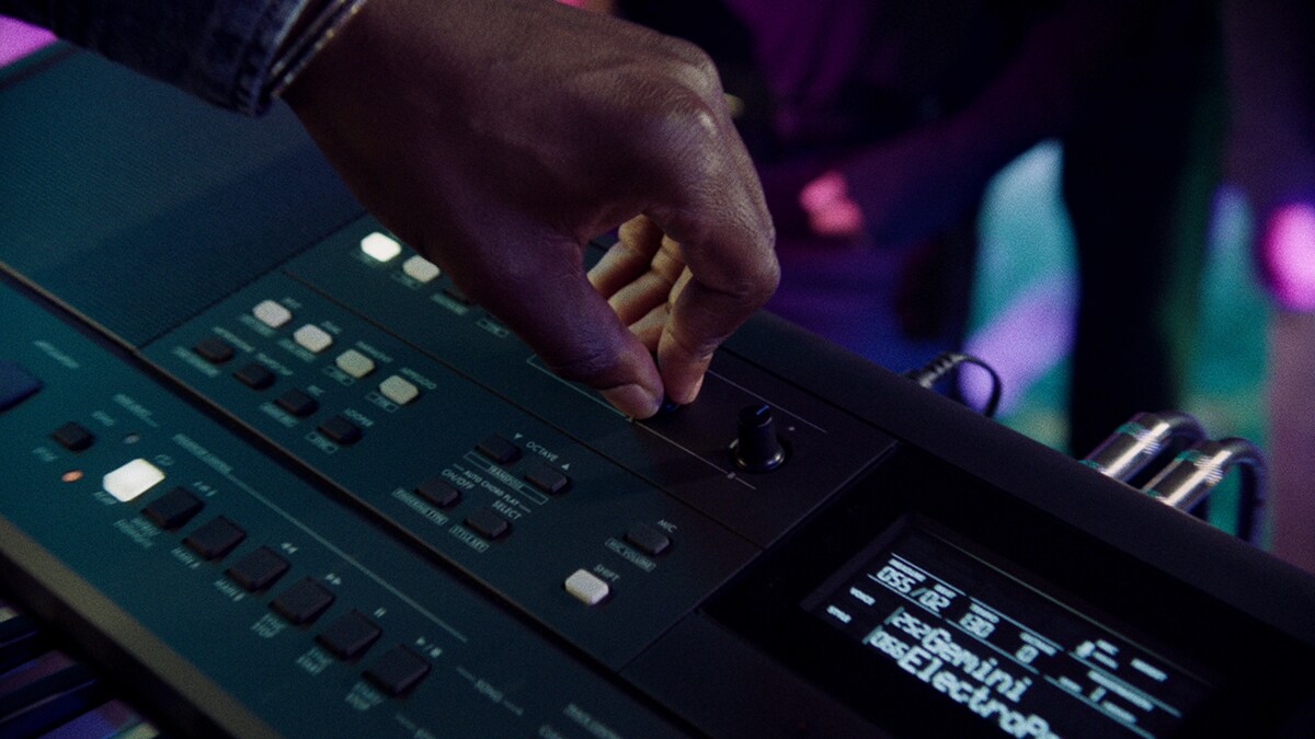 A person is controlling Live Control Knob of PSR-E583