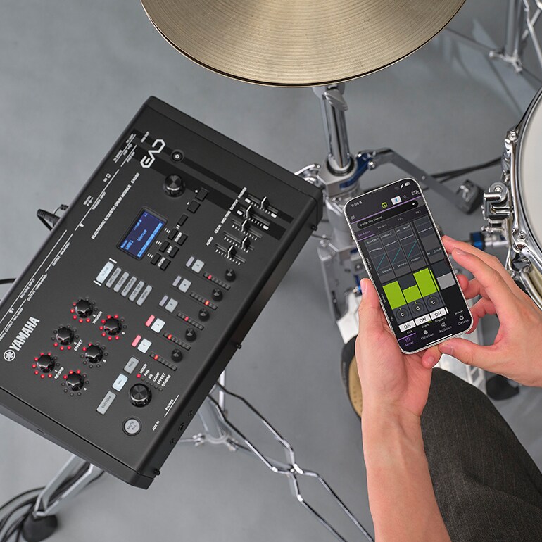 전용 앱으로 EAD50을 조작하는 장면