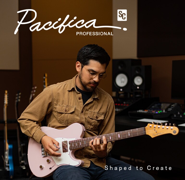녹음 스튜디오에서 Pacifica SC Professional (PACP11S ASP)를 연주하는 남성