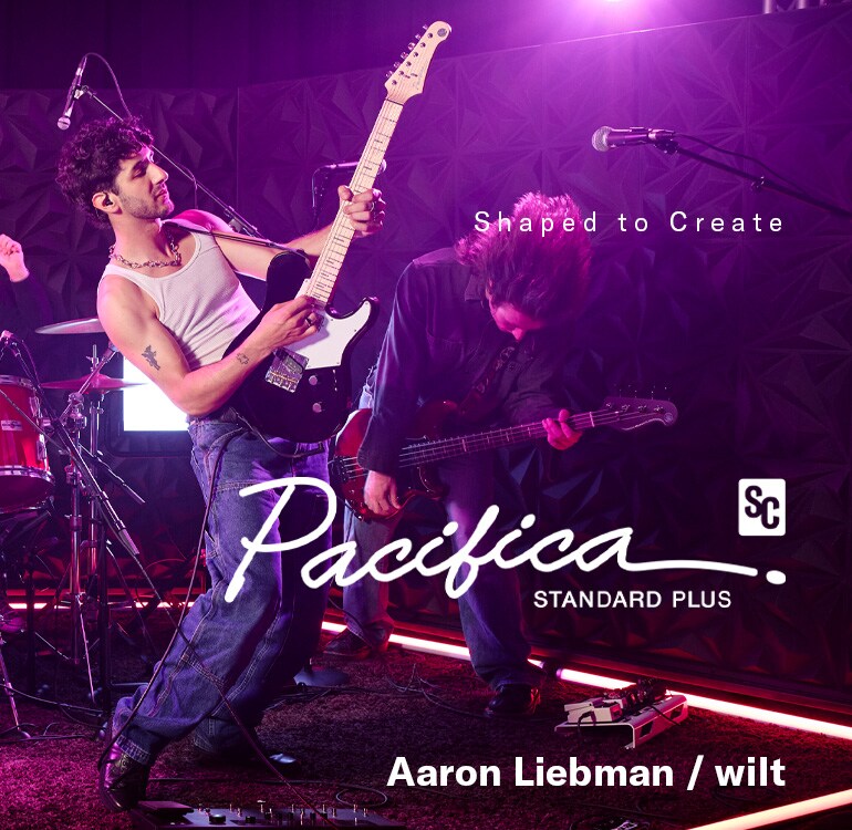 무대에서 Pacifica SC Standard Plus(PACS+11SM BL)를 연주하고 있는 wilt / Aaron Liebman