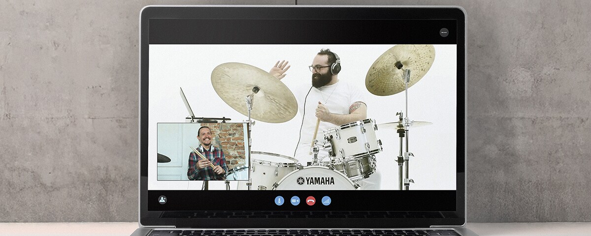 EAD50로 온라인 레슨을 진행하는 장면