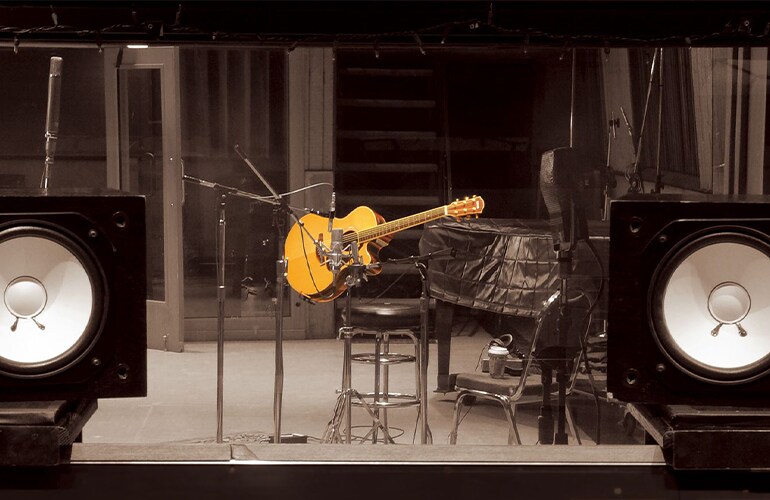 SR(Studio Response Technology)는 스튜디오에서 마이킹한 듯한 자연스러운 어쿠스틱 사운드를 구현하는 야마하의 독자 기술입니다.