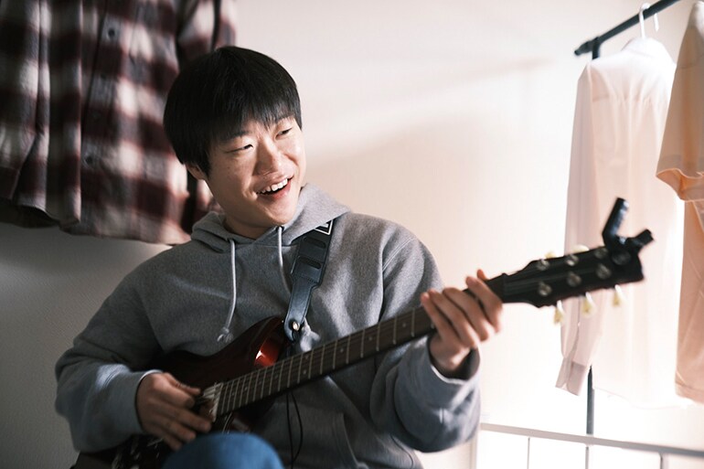 기타를 처음 연주해 보는 남자