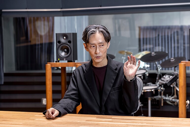 어쿠스틱 드럼의 생생한 울림을 그대로 전달하는 ‘블리드(bleed)’ 사운드가 특징입니다.