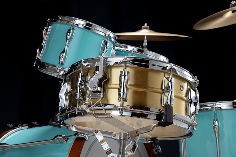 어쿠스틱 드럼의 생생한 울림을 그대로 전달하는 ‘블리드(bleed)’ 사운드가 특징입니다.