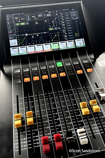 믹스 구성과 채널 미터가 표시된 Yamaha DM3 디지털 믹싱 콘솔 화면